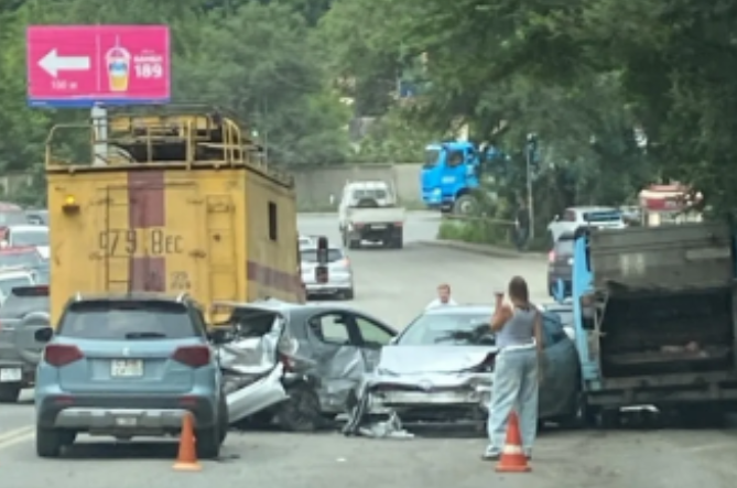 Массовое ДТП блокировало движение на дороге во Владивостоке
