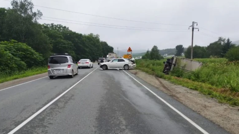 Грузовик и легковушка в кювете: Chaser "выбил страйк" на дороге в Приморье