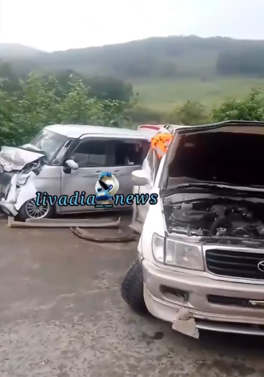 Жесткое ДТП: два автомобиля улетели в отбойник в Приморье