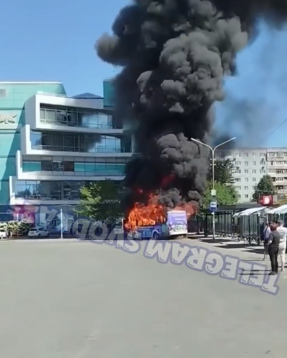 Пассажирский автобус полыхает на остановке в Артеме