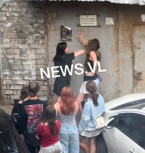 Во Владивостоке девочка-подросток публично избила сверстницу