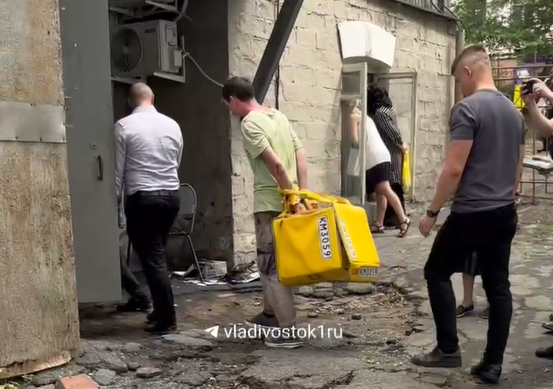 Мужчина задержан возле здания военкомата во Владивостоке, где произошел пожар