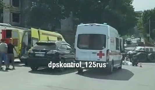 "Двое лежат": такси попало в жуткий "замес" с тягачом во Владивостоке