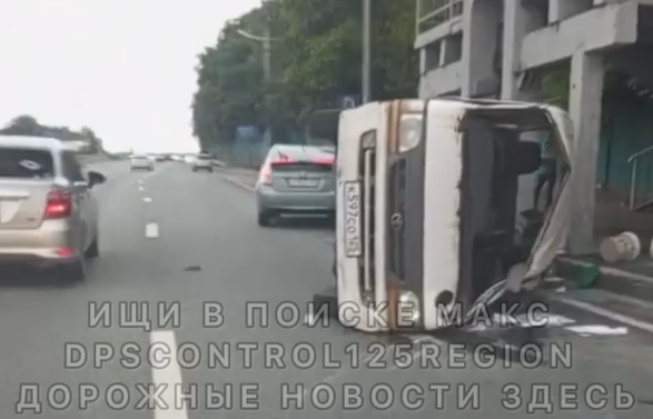 Автомобиль с мигрантами перевернулся во Владивостоке в результате ДТП