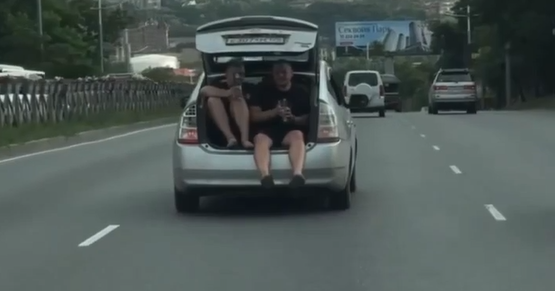 Во Владивостоке пьяная компания устроила тусовку в багажнике Toyota Prius
