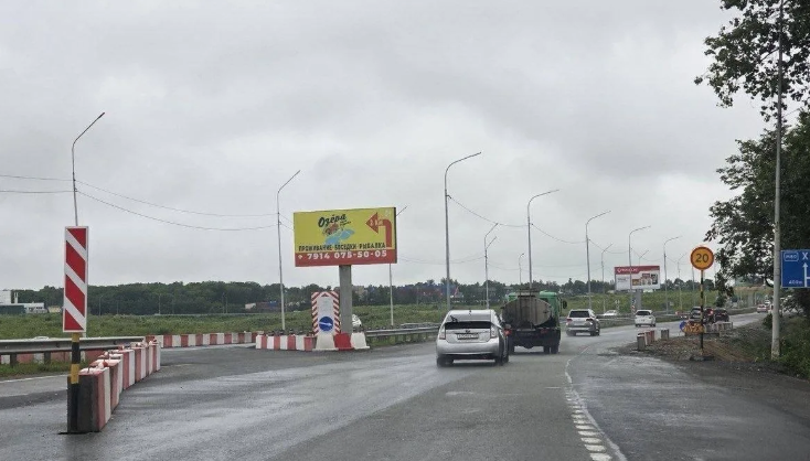 На аэропортовской трассе в районе Углового залатали огромный провал