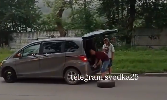 Массово пробивают колеса: автолюбители сообщают об опасном участке дороги во Владивостоке