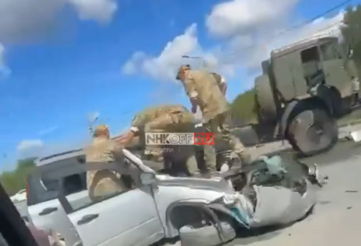 Большегруз смял иномарку в Приморье: пострадавшим оказывается помощь