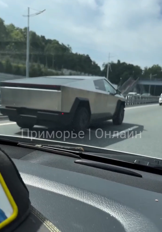 "Что это такое?": редкий автомобиль привел в изумление жительницу Владивостока