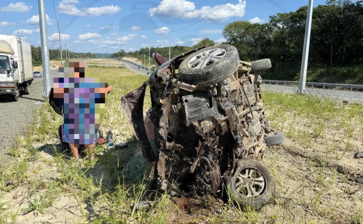 Автомобиль протаранил столб и сделал несколько кульбитов: жесткое ДТП в Приморье