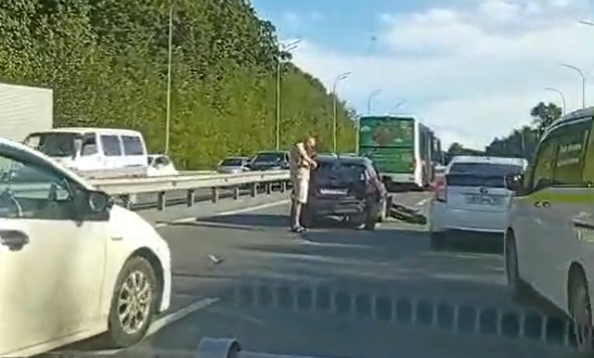 "Авто разметало по дороге": из-за ДТП встало движение на участке трассы во Владивостоке