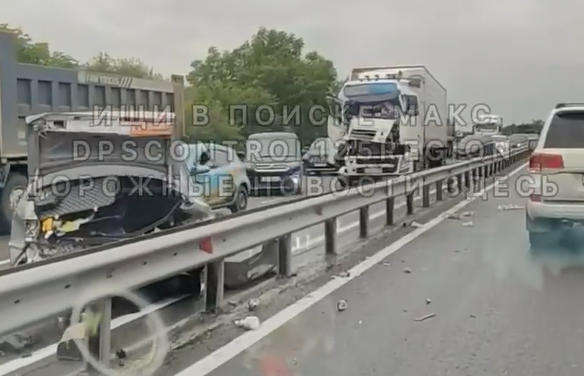 "Кабину смяло": жесткое ДТП с участием несколько автомобилей во Владивостоке