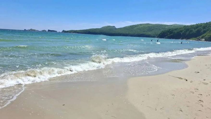 Белый песок и бирюзовая вода: одно из самых красивых и живописных мест в Приморье