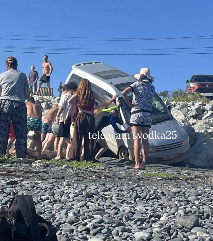 Автомобиль улетел с косогора на пляже в Приморье