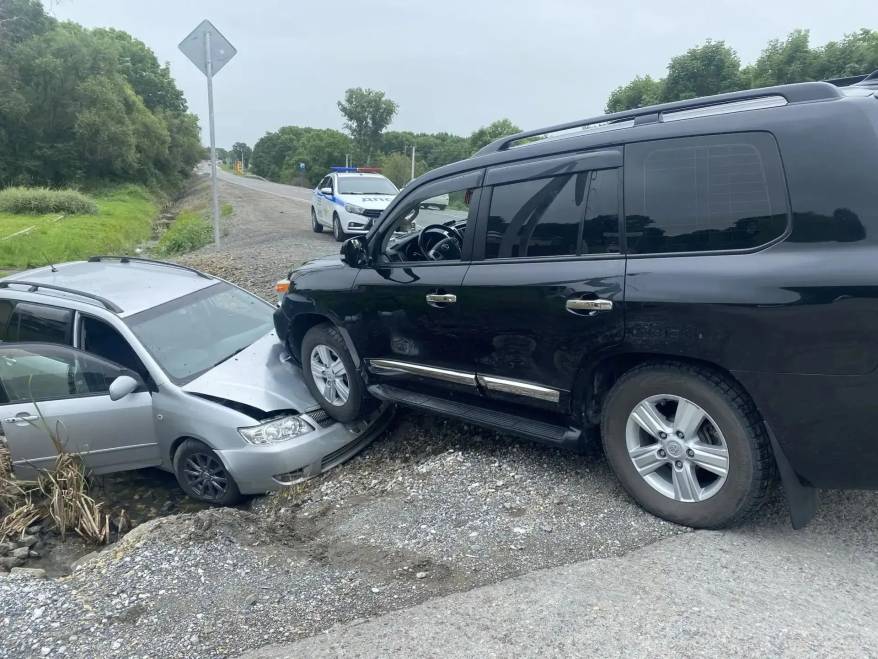 В Приморье Toyota Land Cruiser во время обгона налетел на легковушку
