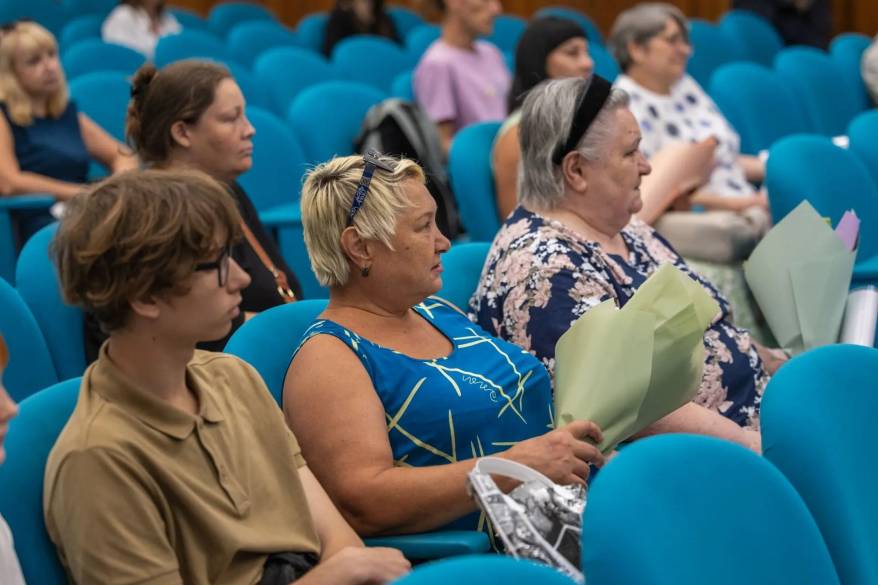 Во Владивостоке торжественно вручили ключи от новых квартир переселенцам из аварийного жилья