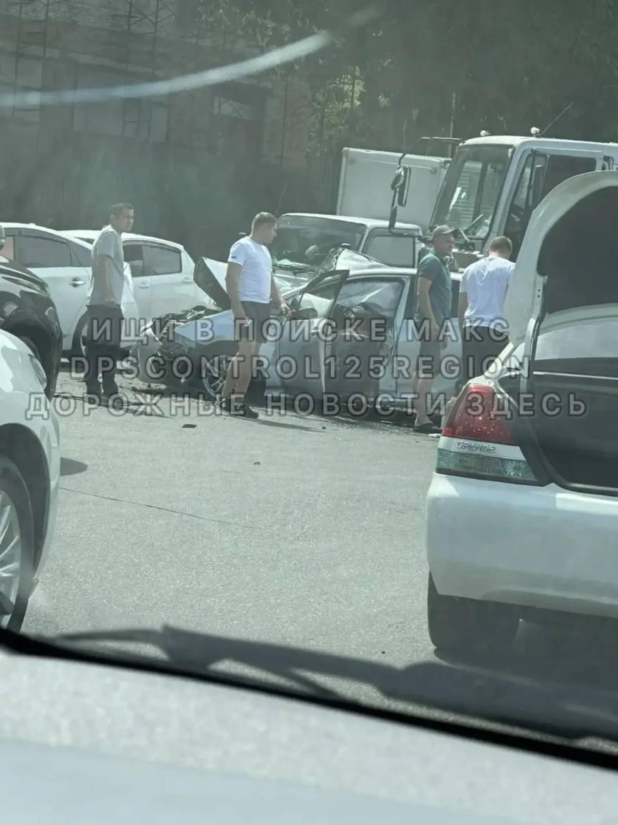 Водителя зажало в легковушке после столкновения с фурой во Владивостоке