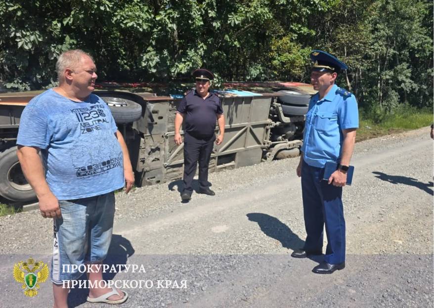 Двое детей и две взрослых пострадали в результате опрокидывания пассажирского автобуса в Приморье