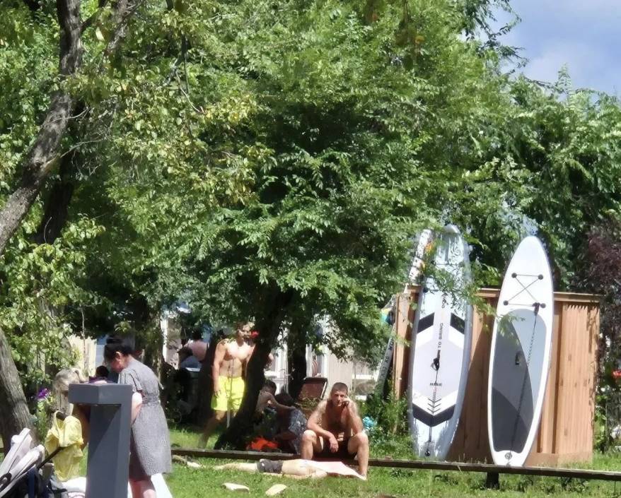 Тело мужчины достали из воды на популярном пляже Владивостока