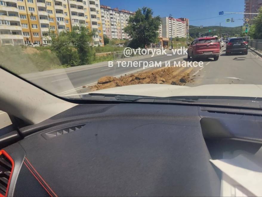 Самосвал выгрузил камни с глиной на дорогу во Владивостоке