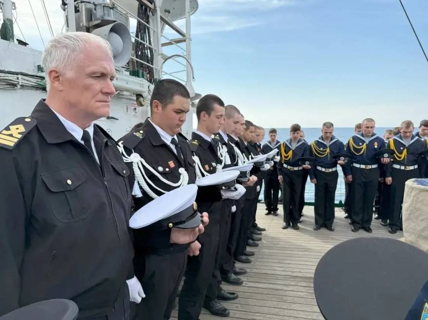 Парусник "Паллада" выполнил миссию памяти в Цусимском проливе