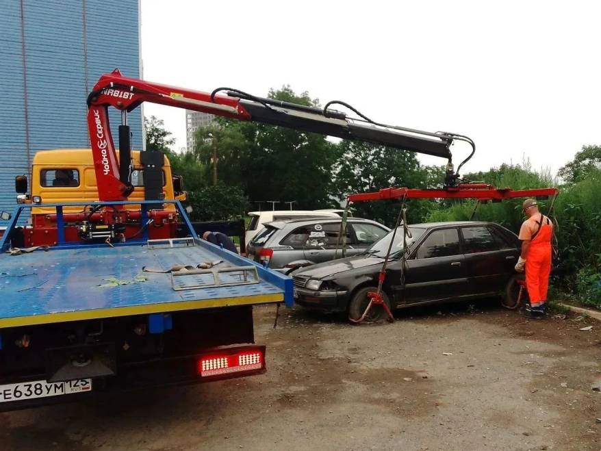 Во Владивостоке улицы освобождают от брошенных автомобилей
