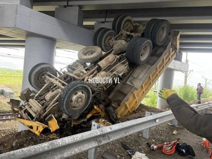В Приморье самосвал перевернулся прямо под мостом
