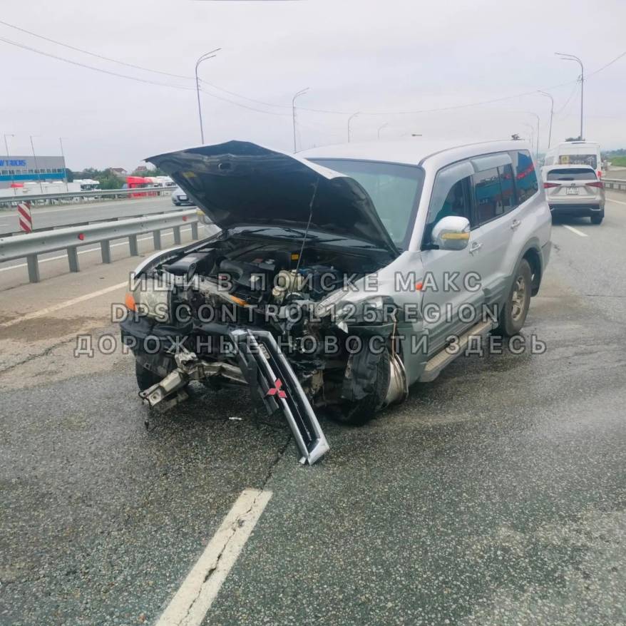 Во Владивостоке внедорожник ударил Lexus и "размотался" об леера