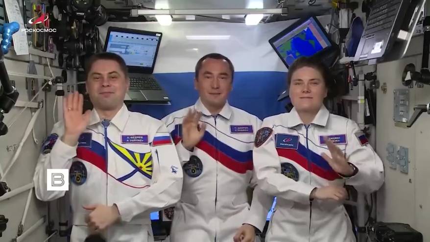 Российские космонавты поздравили соотечественников с Днем государственного флага