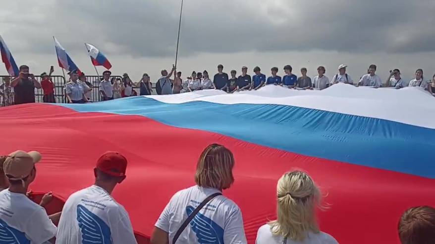 Огромное полотнище флага России развернули на берегу Спортивной гавани во Владивостоке