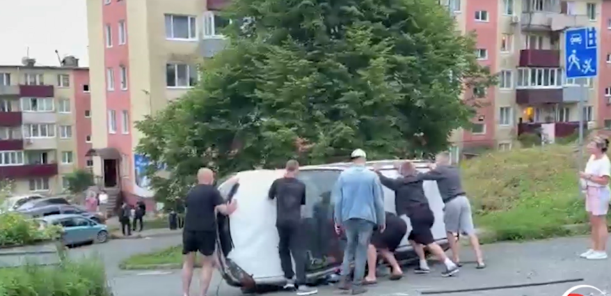 Жесткое ДТП во Владивостоке: "Хонда H-RV" завалилась на бок от мощного удара