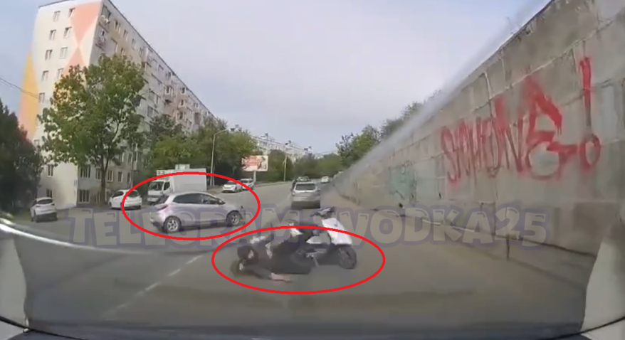 Два подростка на мопеде влетели в машину во Владивостоке