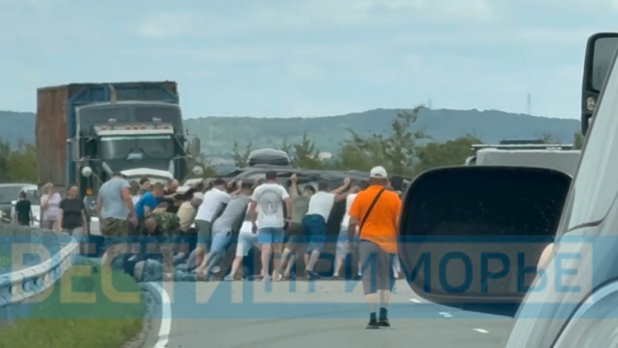 Водитель вылетел через окно и попал под автомобиль: страшное ДТП в Приморье