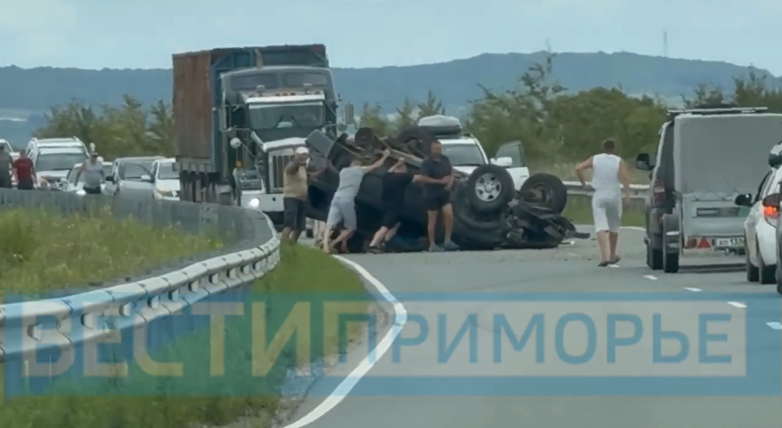 Стали известны подробности страшного ДТП с опрокидыванием автомобиля в Приморье