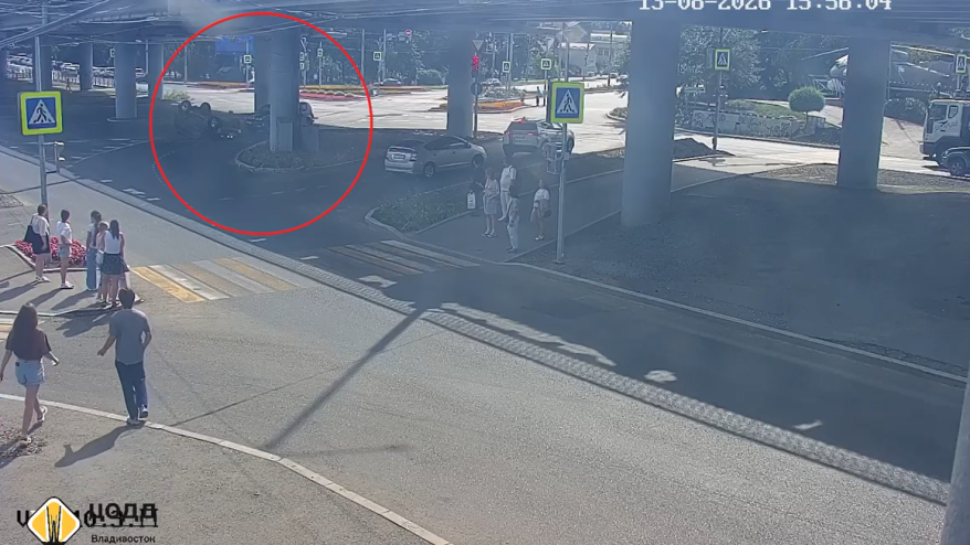 "Летел на красный": жесткое ДТП с "перевертышем" попало на видео во Владивостоке
