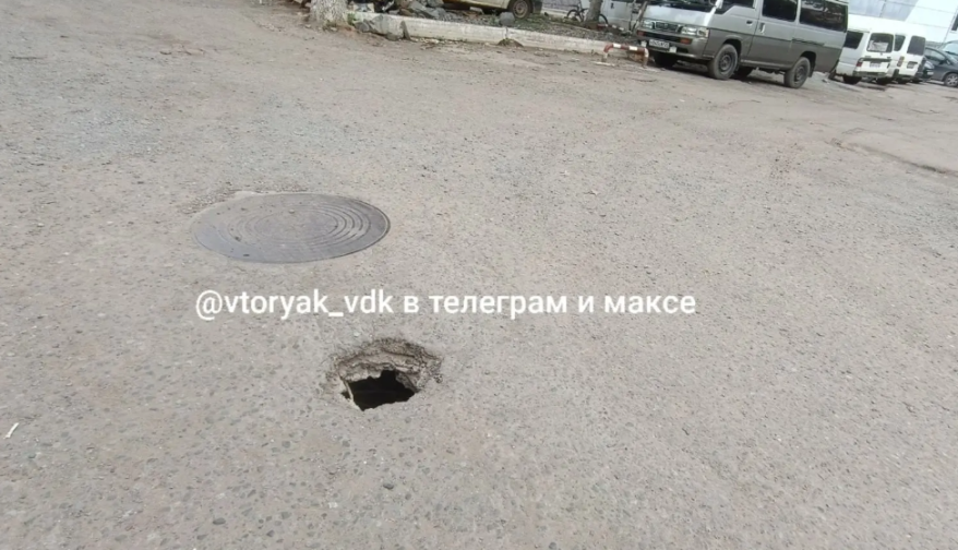Женщина провалилась в яму на улице Русской во Владивостоке