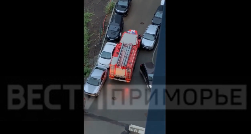 Пожарные не смогли проехать на вызов из-за припаркованных автомобилей во Владивостоке
