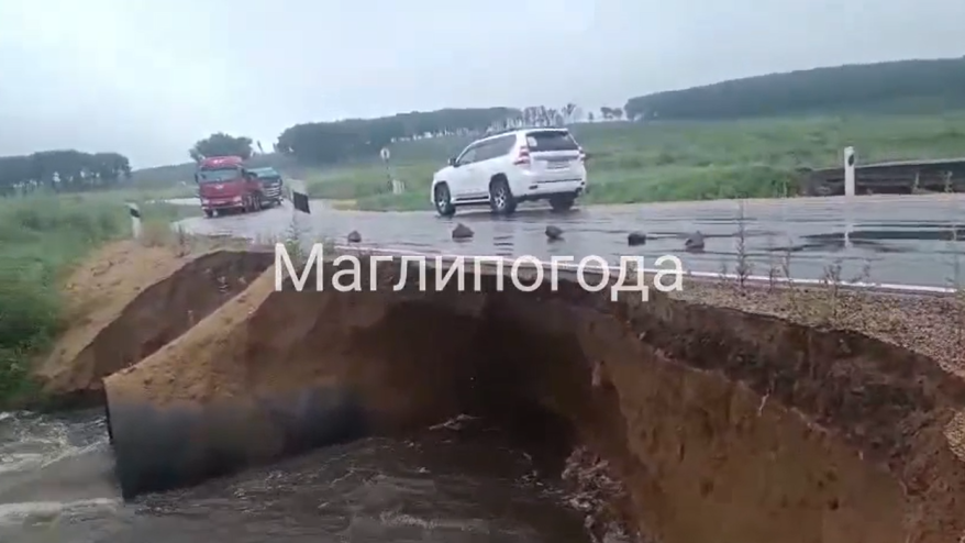 "Рухнет в любой момент": мост подмыло паводком в Приморье