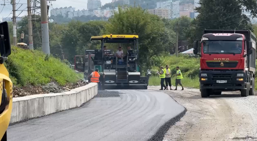 Во Владивостоке начали асфальтировать долгожданную объездную Некрасовского путепровода