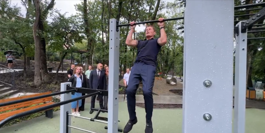 "20 подтягиваний - легко": Олег Кожемяко протестировал тренажер на Кирова во Владивостоке
