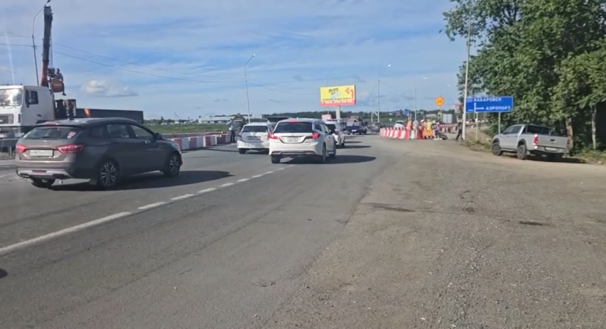 На повороте к аэропорту временно открыли ещё одну полосу для движения