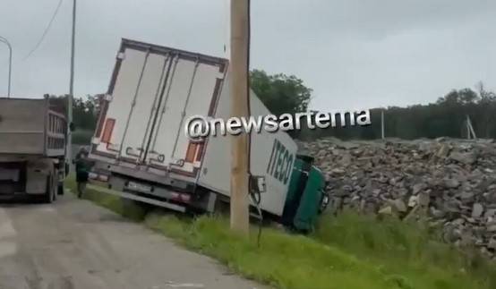 Фура «улетела» в кювет на дороге Приморья