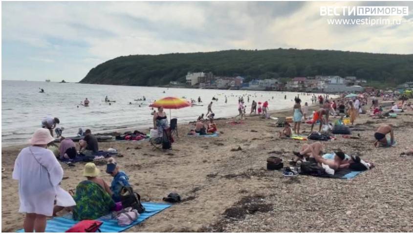 На пляжах Владивостока яблоку негде упасть