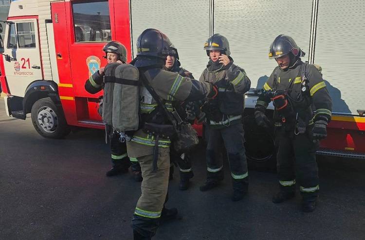 Пожарные прибыли в известный ТЦ во Владивостоке
