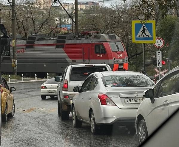 Тепловоз перекрыл движение в утренний час пик во Владивостоке