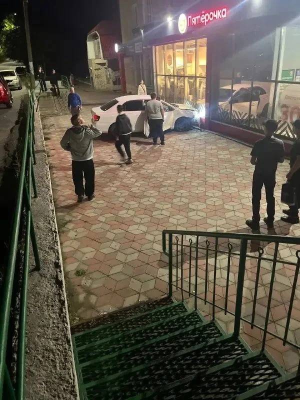 Автомобиль влетел в витрину известного супермаркета в Приморье