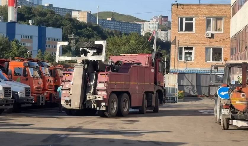 Эвакуаторы грузовиков вышли на дороги Владивостока