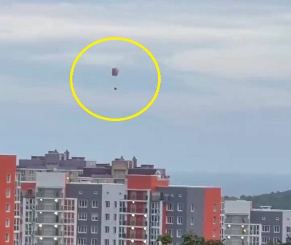 Полет параплана напугал жителей многоэтажек во Владивостоке