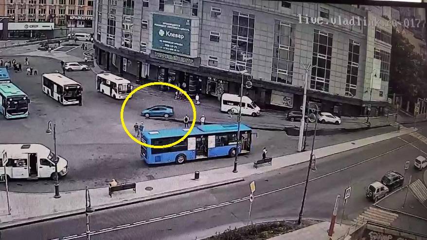 Водители идут на хитрость, объезжая новый шлагбаум на площади Семеновской