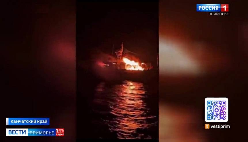 Загоревшееся судно «Триумф» взяли на буксир, поиски моряков продолжаются